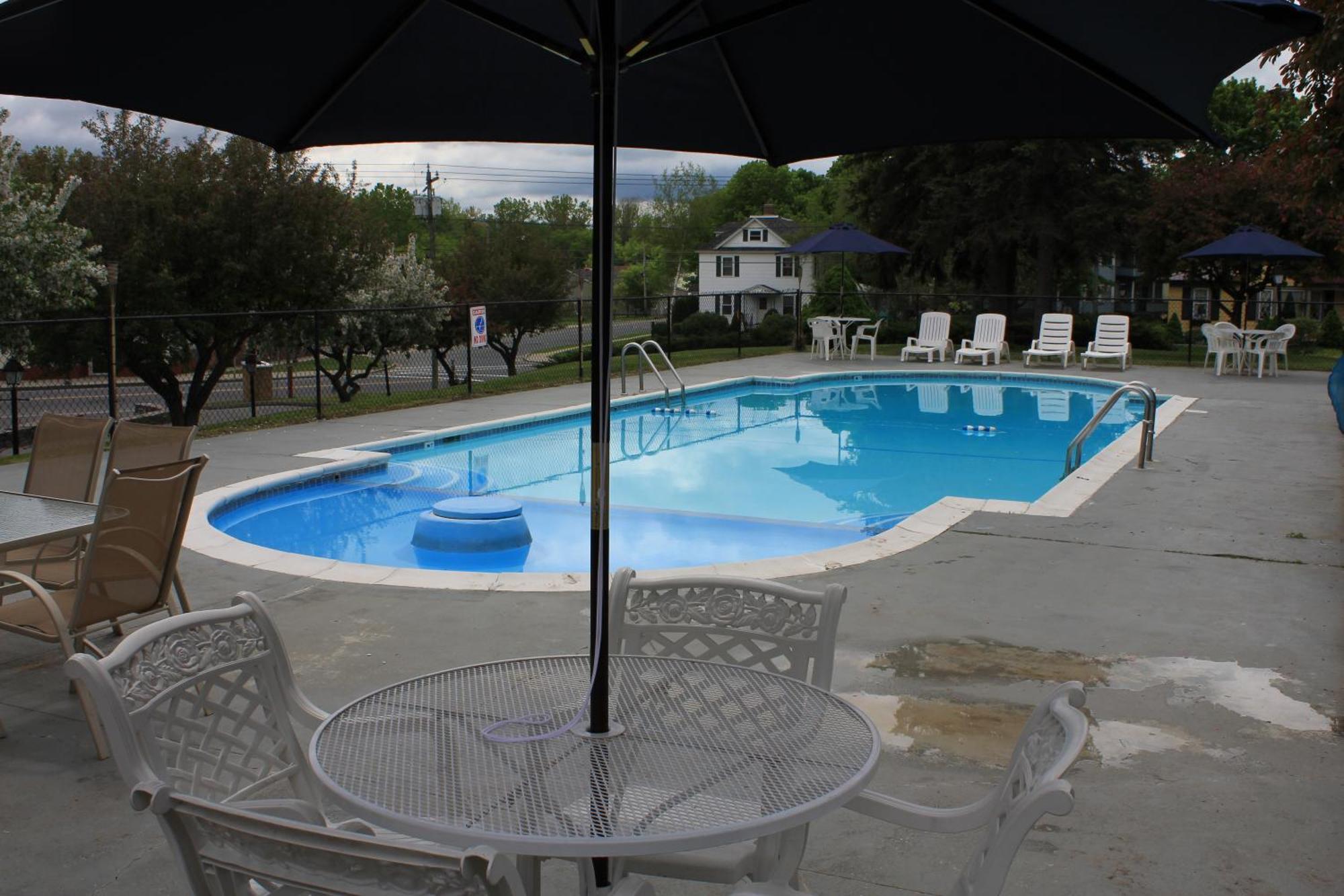 Berkshire Inn Pittsfield Bagian luar foto