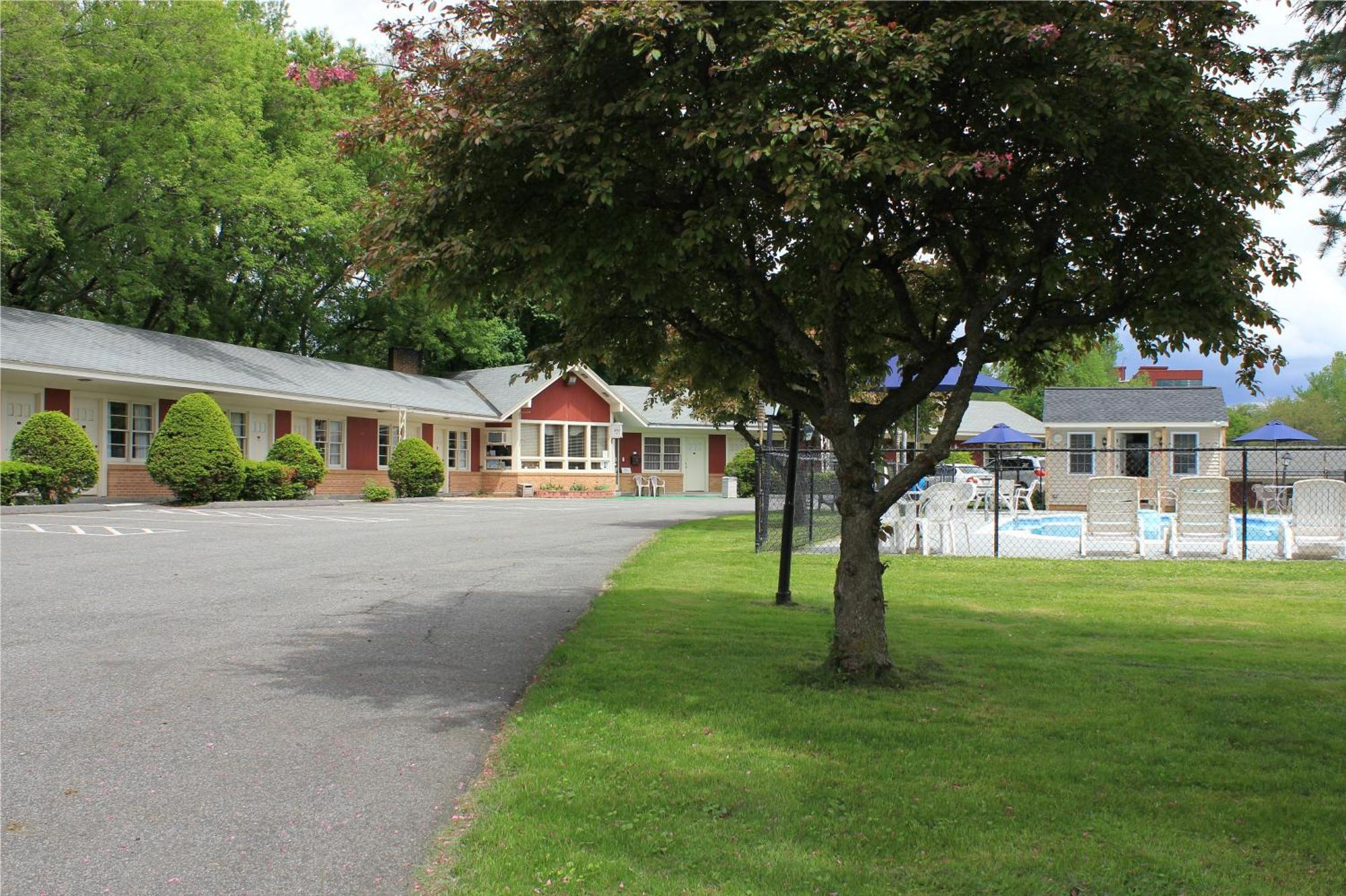 Berkshire Inn Pittsfield Bagian luar foto
