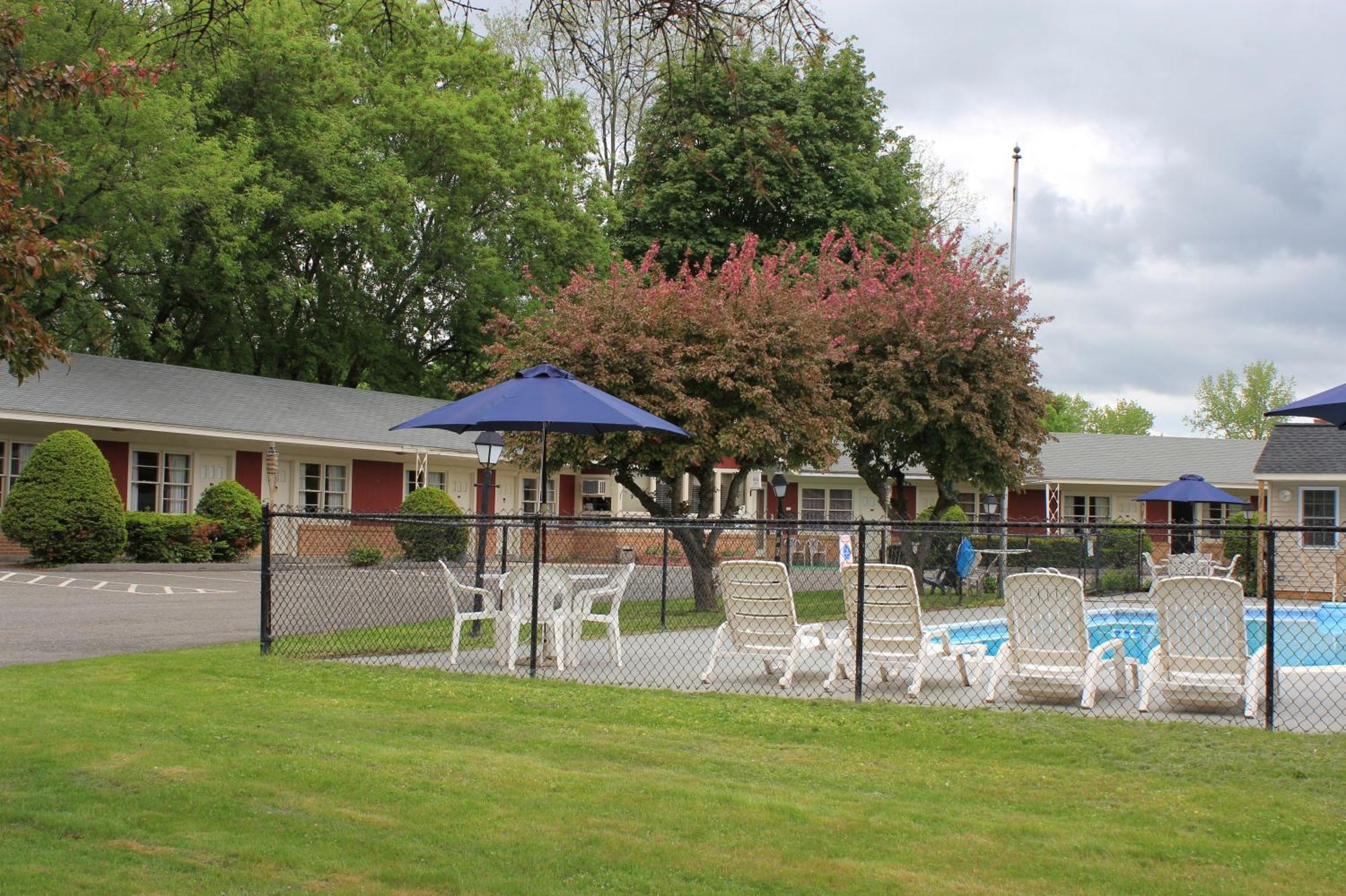 Berkshire Inn Pittsfield Bagian luar foto