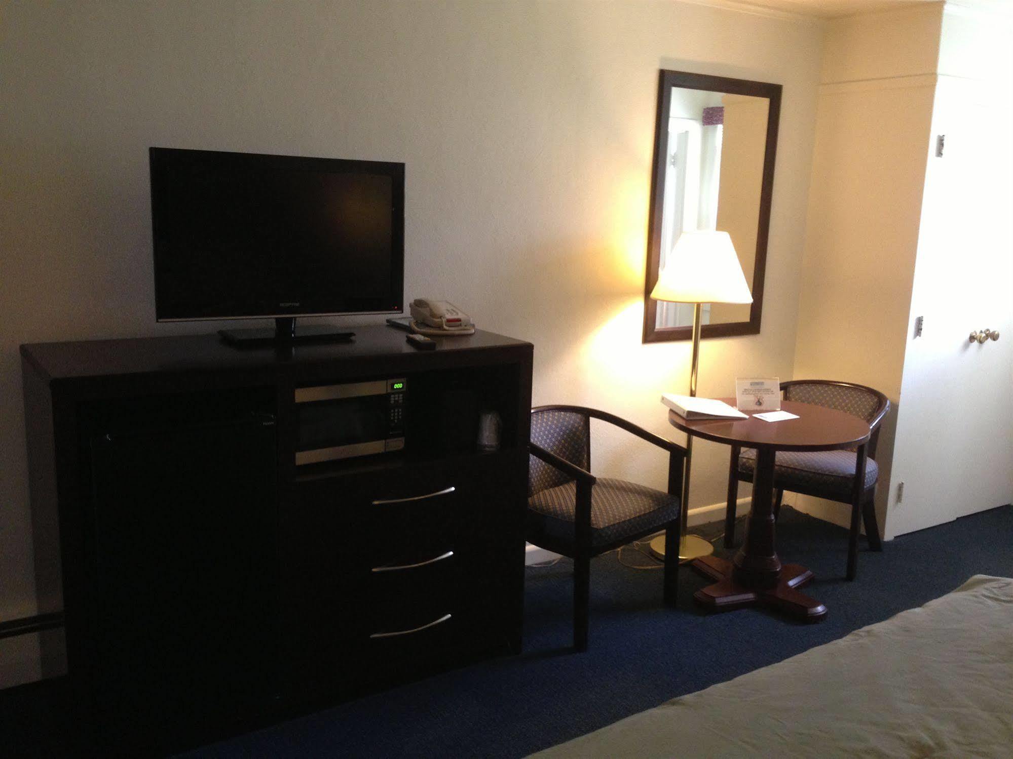 Berkshire Inn Pittsfield Bagian luar foto