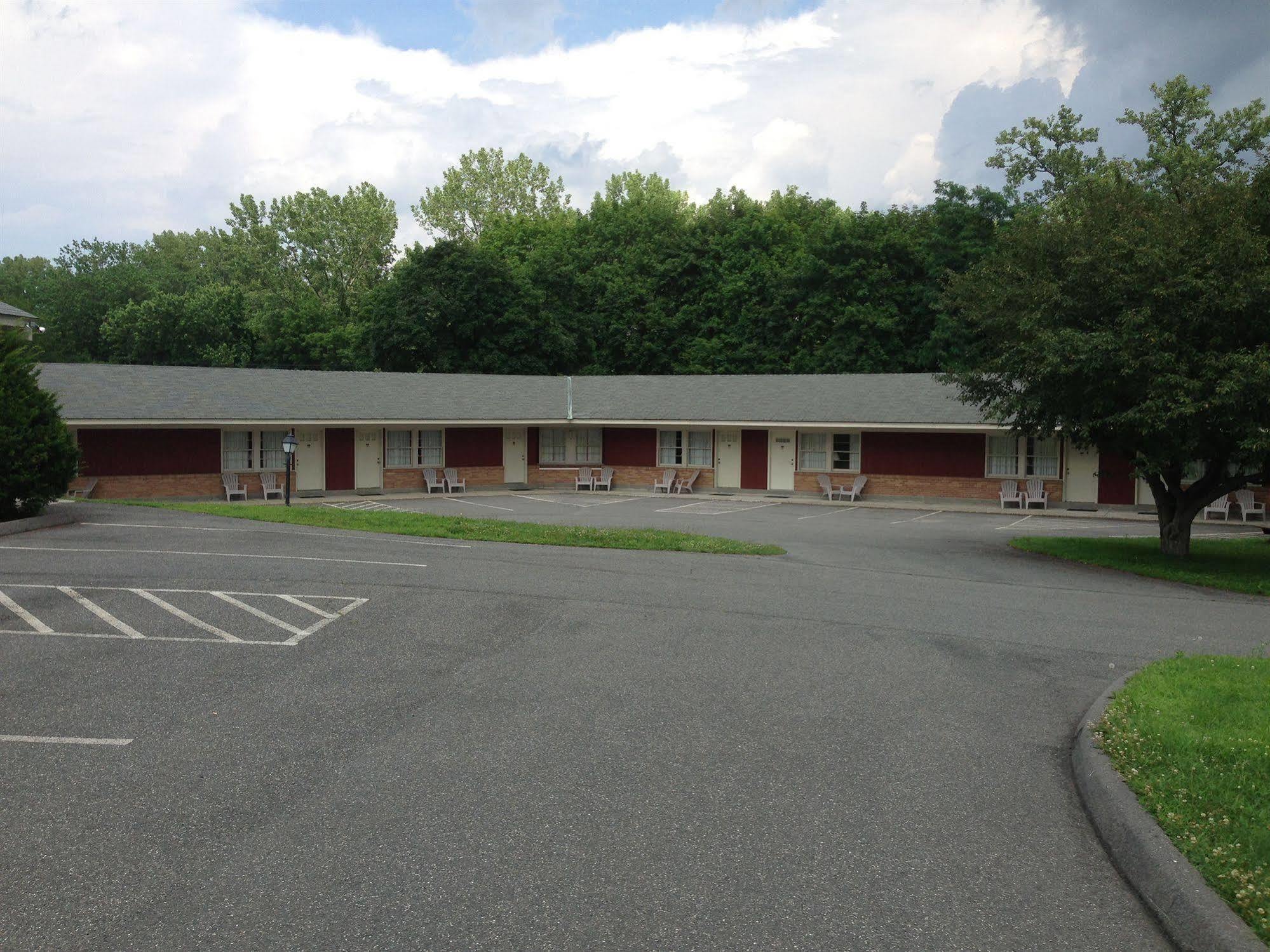 Berkshire Inn Pittsfield Bagian luar foto