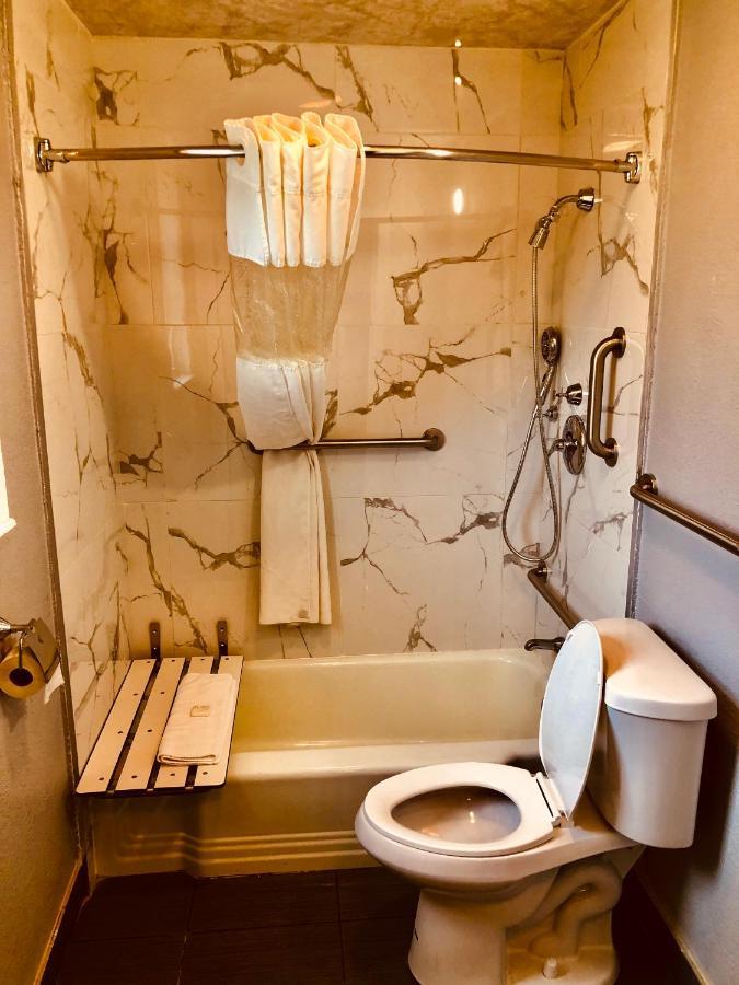 Berkshire Inn Pittsfield Bagian luar foto